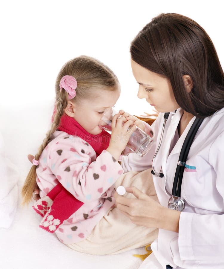 L'enfant malade prennent la médecine. D'isolement. photos libres de droits L'enfant malade prennent la médecine. D'isolement. photos libres de droits