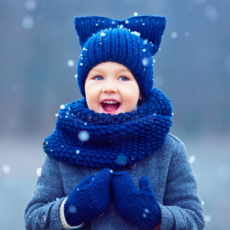 Petit Garçon Dans Des Vêtements Rouges D'hiver Ayant L'amusement Avec La  Neige Image stock - Image du gens, activité: 132859329