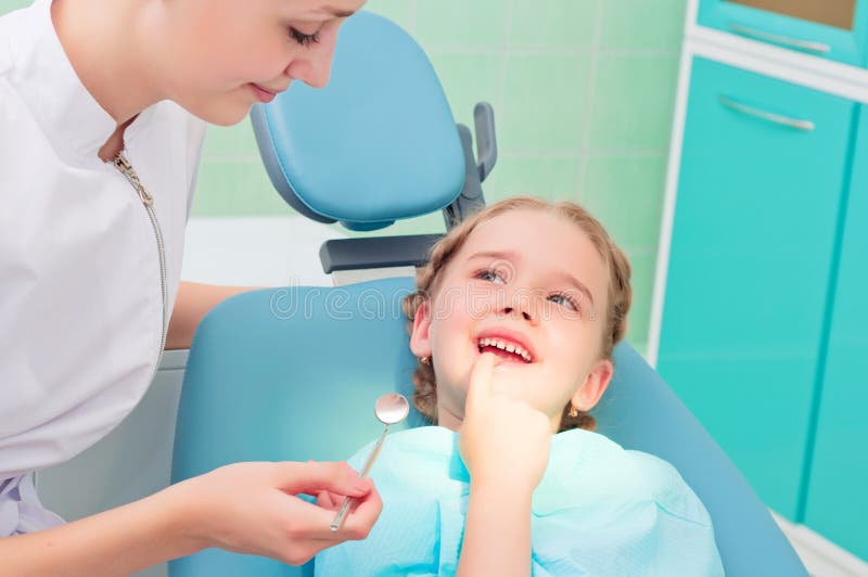 L'enfant montre le dentiste de dent images stock L'enfant montre le dentiste de dent images stock