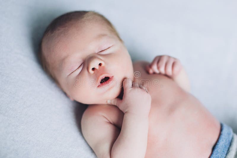 L'enfant nouveau-né dort, des rêves doux de petit bébé, sommeil sain, nouveau-né photographie stock libre de droits L'enfant nouveau-né dort, des rêves doux de petit bébé, sommeil sain, nouveau-né photographie stock libre de droits