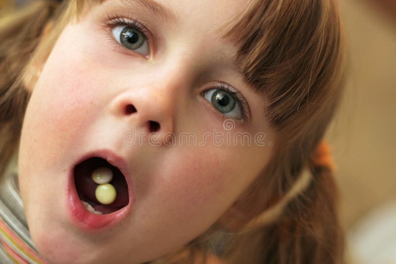 L'enfant prennent des drogues photographie stock L'enfant prennent des drogues photographie stock