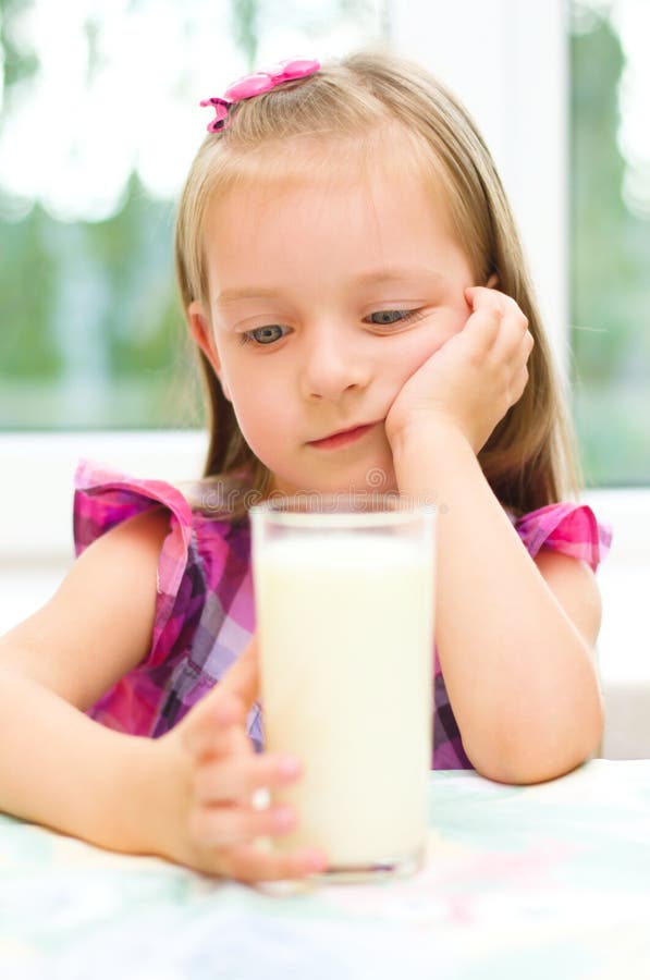 L Enfant Refuse De Boire Du Lait Image Stock Image Du Enfance Fermer L Enfant Refuse De Boire Du Lait Image Stock Image Du Enfance Fermer
