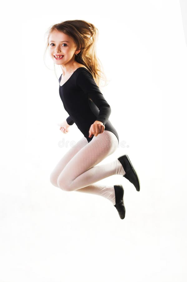 L'enfant sautant pour la joie images stock L'enfant sautant pour la joie images stock