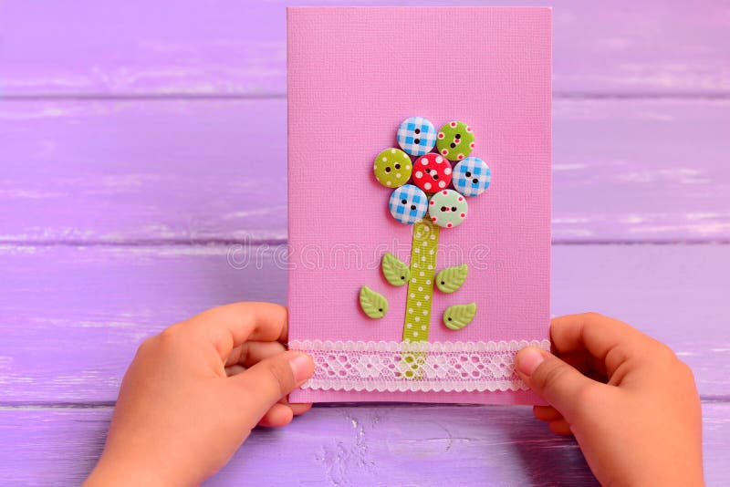 L Enfant Tient Une Carte De Fleur Dans Des Ses Mains L Enfant A Fait Une Carte De Voeux Pour La Maman Ou Le Papa Anniversaire Jo Photo Stock Image Du Carte Voeux L Enfant Tient Une Carte De Fleur Dans Des Ses Mains L Enfant A Fait Une Carte De Voeux Pour La Maman Ou Le Papa Anniversaire Jo Photo Stock Image Du Carte Voeux