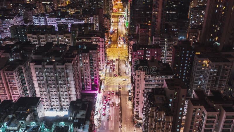 L'engorgement de la circulation automobile et les personnes qui marchent la nuit dans le centre-ville de Hong Kong, drone air doll banque de vidéos