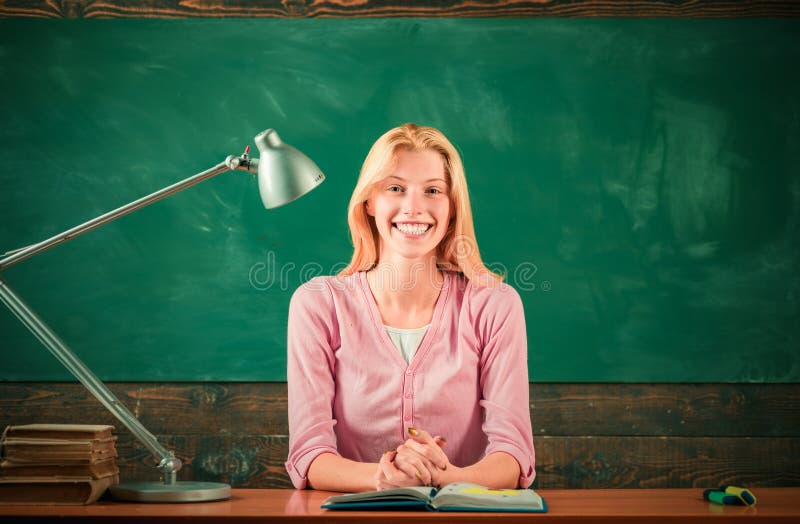 L'enseignant dans la salle de classe sur fond de tableau. concept d'enseignement et d'apprentissage des personnes. image libre de droits