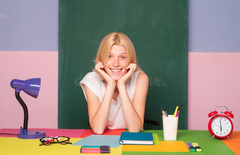 L'enseignant dans la salle de classe sur fond de tableau. enseignement et apprentissage des personnes à l'université ou au collège photo stock