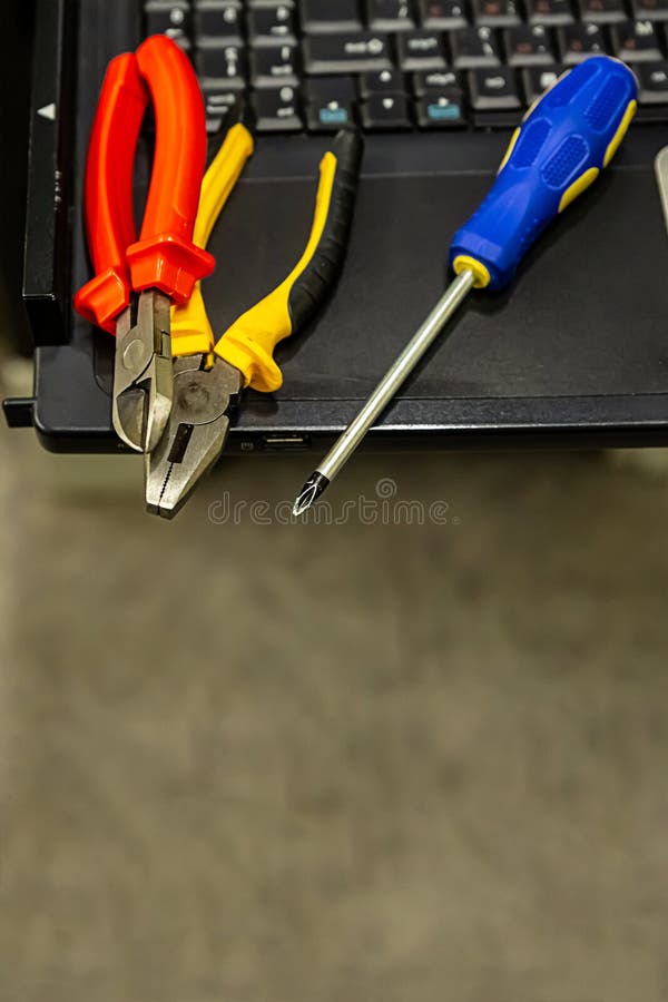 L'ensemble de serveur a placé le plan rapproché de fond d'ingénierie d'informatique de tournevis de coupe-fil de pinces photos libres de droits L'ensemble de serveur a placé le plan rapproché de fond d'ingénierie d'informatique de tournevis de coupe-fil de pinces photos libres de droits