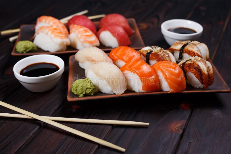 L'ensemble délicieux de sushi de Nigiri a servi avec la sauce de soja traditionnelle photos stock L'ensemble délicieux de sushi de Nigiri a servi avec la sauce de soja traditionnelle photos stock