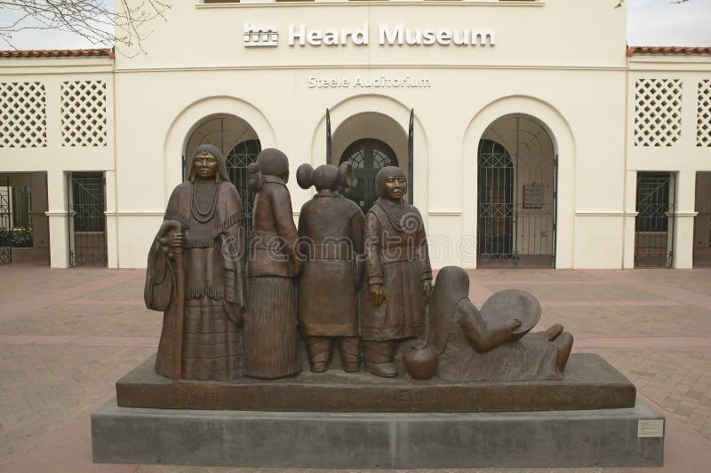 L'entrata anteriore del museo sentito che mostra una scultura dei nativi americani a Phoenix, Arizona