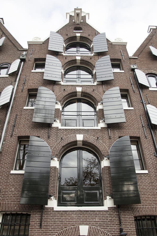 L'entrepôt s'est transformé en appartements le long d'un canal à Amsterdam images stock L'entrepôt s'est transformé en appartements le long d'un canal à Amsterdam images stock