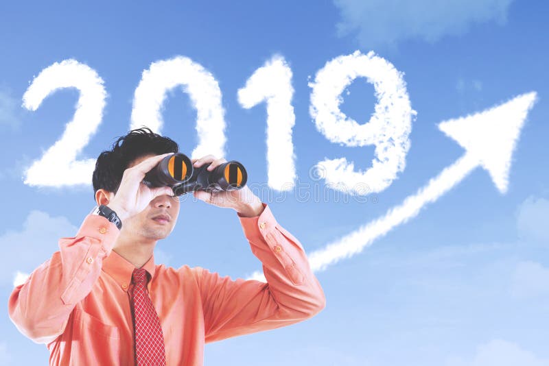 L'entrepreneur masculin regarde le numéro 2019 images stock L'entrepreneur masculin regarde le numéro 2019 images stock