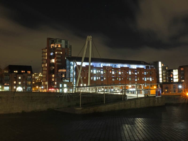 l'entrée au pont de chevaliers croisant la rivière Aire à Leeds la nuit avec des immeubles d'appartement et de bureaux de ville b photographie stock libre de droits l'entrée au pont de chevaliers croisant la rivière Aire à Leeds la nuit avec des immeubles d'appartement et de bureaux de ville b photographie stock libre de droits