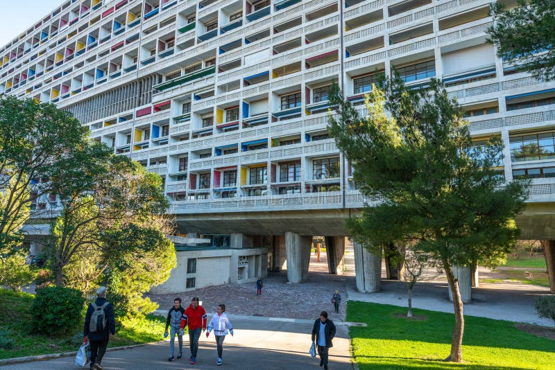 L'entrée et les gens de la cite le bâtiment de Radieuse par l'architecte Le Corbusier un site classé au patrimoine mondial de l'U