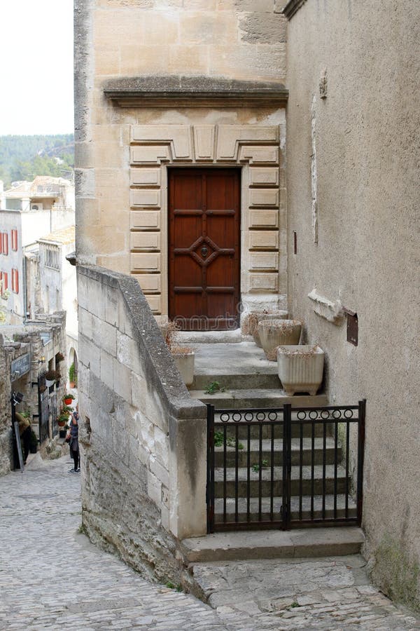 L'entrée latérale avec la porte en bois et les escaliers en pierre images libres de droits L'entrée latérale avec la porte en bois et les escaliers en pierre images libres de droits