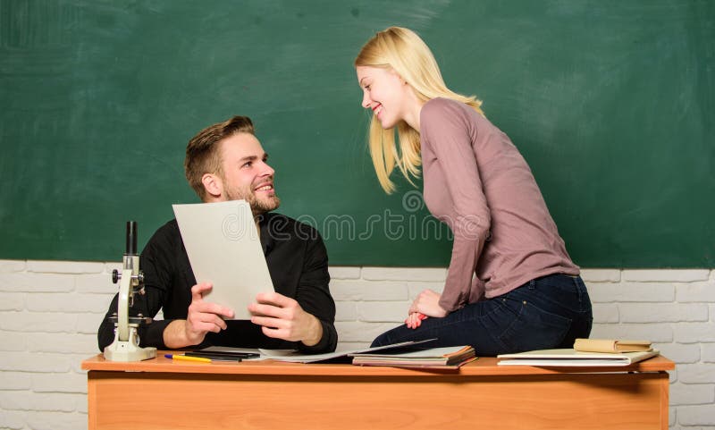 l'ertificate prouve l'examen d'entr?e avec succ?s pass? d'universit? ?tudiants ? l'arri?re-plan de tableau de salle de classe ?du photographie stock l'ertificate prouve l'examen d'entr?e avec succ?s pass? d'universit? ?tudiants ? l'arri?re-plan de tableau de salle de classe ?du photographie stock