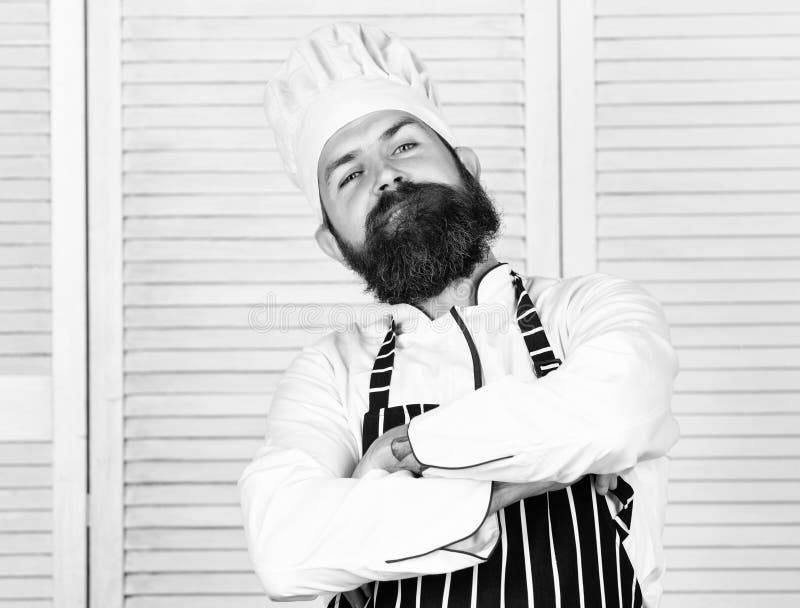 ?l es campe?n en la cocina Uniforme blanco del cocinero fuerte barbudo confiado Cocinero convertido en el restaurante Cocinero pr foto de archivo ?l es campe?n en la cocina Uniforme blanco del cocinero fuerte barbudo confiado Cocinero convertido en el restaurante Cocinero pr foto de archivo
