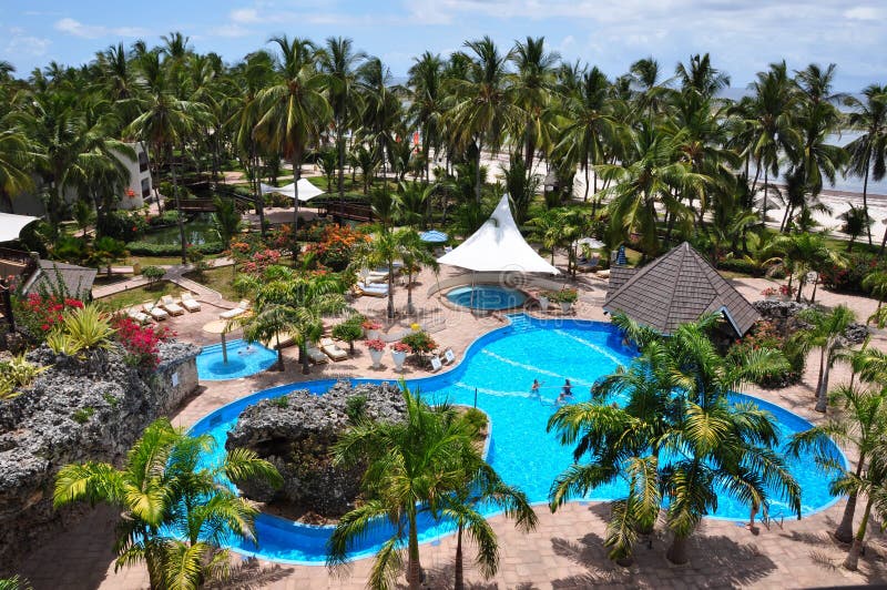 L'espace piscine à la plage de récif de Diani et station thermale à Mombasa image libre de droits L'espace piscine à la plage de récif de Diani et station thermale à Mombasa image libre de droits