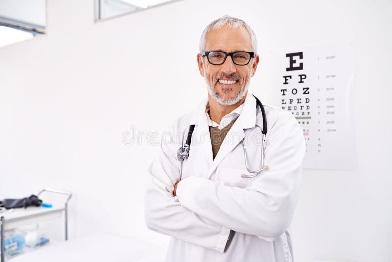 L'esperto di visione. ritratto di un adulto optometrista maschio in piedi nel suo ufficio con una mappa sullo sfondo. fotografia stock libera da diritti