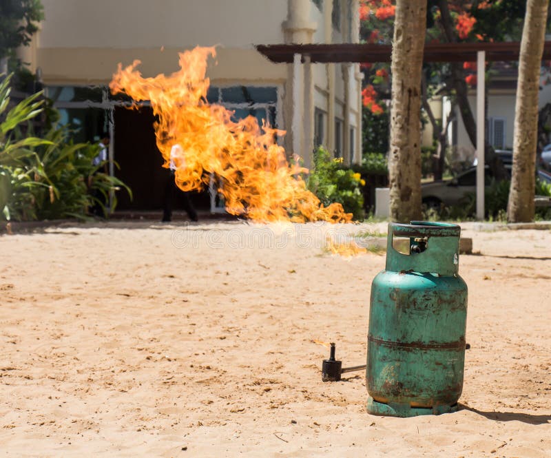 L'essai de lutte contre l'incendie de formation met le feu au réservoir de gaz photos libres de droits L'essai de lutte contre l'incendie de formation met le feu au réservoir de gaz photos libres de droits