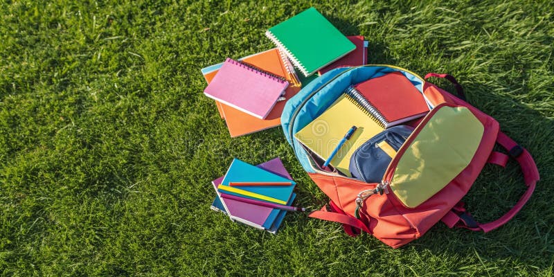 L'essentiel de l'école secondaire une vue d'ensemble des fournitures scolaires montrant l'organisation et la préparation à l'appre. Cette prise de vue générale saisit l'essence de la préparation à l'école secondaire. un sac à dos bien organisé, rempli de livres et de fournitures soigneusement arrangés, est au centre de la scène. l'agencement minutieux des crayons et d'autres outils d'apprentissage révèle un dévouement des élèves à la préparation. la perspective aérienne permet une vue d'ensemble de la collection