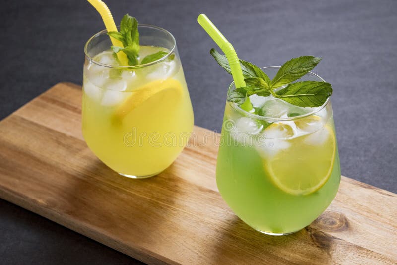 L'estate beve il mojito della limonata con ghiaccio e la menta su fondo isolato immagine stock L'estate beve il mojito della limonata con ghiaccio e la menta su fondo isolato immagine stock