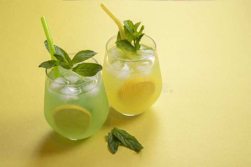 L'estate beve il mojito della limonata con ghiaccio e la menta su fondo isolato fotografia stock L'estate beve il mojito della limonata con ghiaccio e la menta su fondo isolato fotografia stock