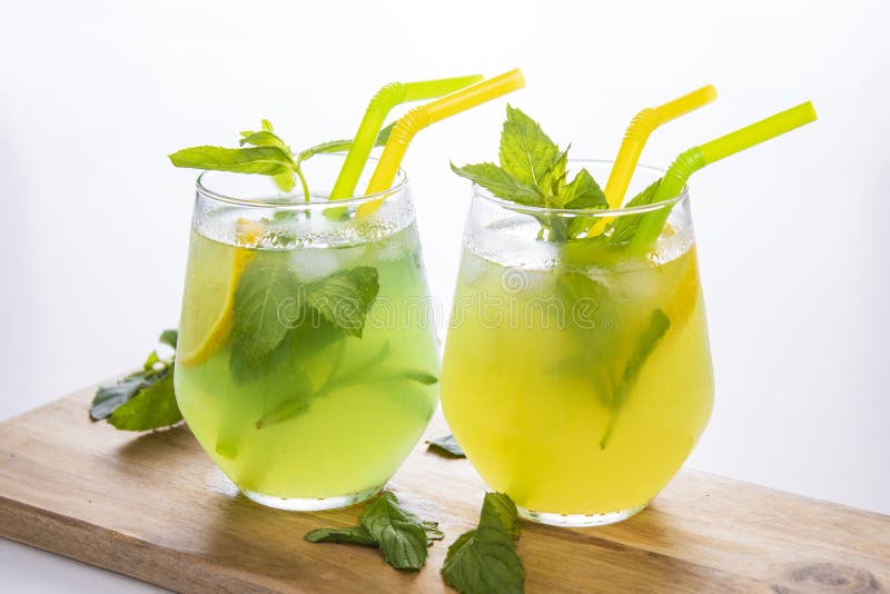 L'estate beve il mojito della limonata con ghiaccio e la menta su fondo isolato immagini stock libere da diritti L'estate beve il mojito della limonata con ghiaccio e la menta su fondo isolato immagini stock libere da diritti