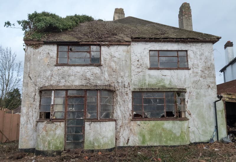 L'esterno della casa abbandonata ha sviluppato lo stile di deco di in 1930 La Camera è dovuta per demolizione Vicolo di Rayners, fotografie stock libere da diritti L'esterno della casa abbandonata ha sviluppato lo stile di deco di in 1930 La Camera è dovuta per demolizione Vicolo di Rayners, fotografie stock libere da diritti