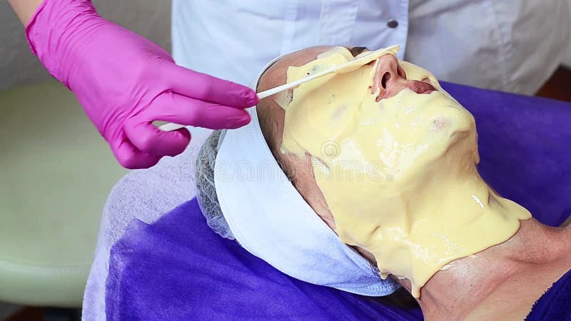 L'estetista applica una maschera di alghe per affrontare il salone di bellezza femminile