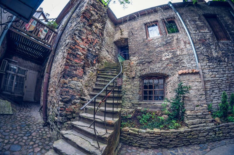 L'Estonia, Tallinn - 17 maggio 2016: Vecchia via della città fish-eye di prospettiva di distorsione fotografia stock L'Estonia, Tallinn - 17 maggio 2016: Vecchia via della città fish-eye di prospettiva di distorsione fotografia stock