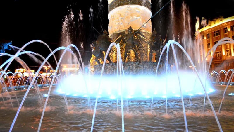 L'estratto di Skopje, Macedonia ha acceso il fondo della fontana delle forme di dancing