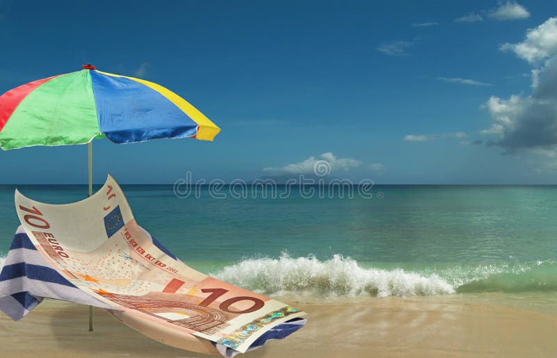 L'euro est se reposant et appréciant sur la plage de paradis.