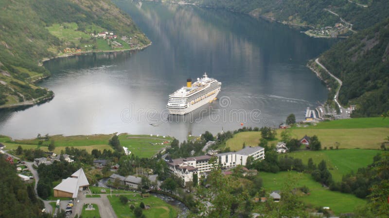 L'Europe du nord avec la beauté naturelle et le bateau de croisière photos libres de droits L'Europe du nord avec la beauté naturelle et le bateau de croisière photos libres de droits