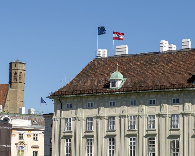 L'Europe et drapeaux autrichiens volant sur le dessus de toit d'un bâtiment dans le palais de Hofburg, Vienne, Autriche photos stock L'Europe et drapeaux autrichiens volant sur le dessus de toit d'un bâtiment dans le palais de Hofburg, Vienne, Autriche photos stock