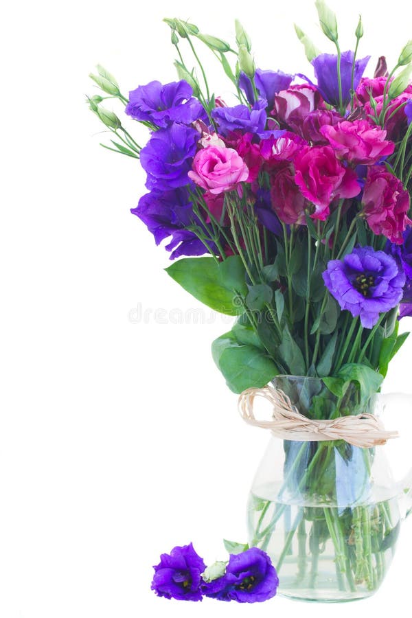 L'eustoma violet et mauve fleurit dans le vase en verre photographie stock libre de droits L'eustoma violet et mauve fleurit dans le vase en verre photographie stock libre de droits