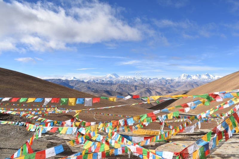 L'Everest con le bandiere di preghiera in priorit? alta immagini stock libere da diritti L'Everest con le bandiere di preghiera in priorit? alta immagini stock libere da diritti