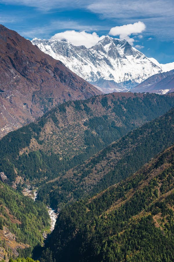 L'everest lhotse et vue de crête de la montagne de nuptse inférieure de montagnes de l'Himalaya des itinéraires de randonnée de ca