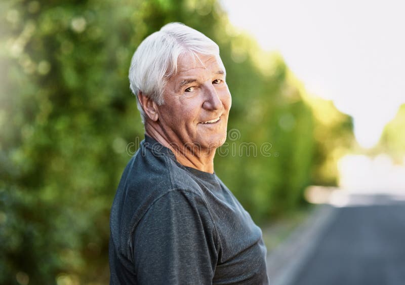 Homme Senior Aux Cheveux Blancs Déterminé Faisant De L'exercice