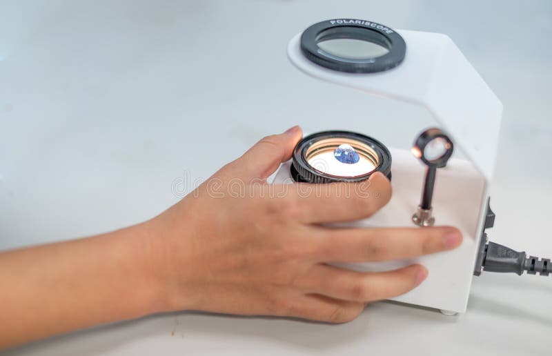 L'expertise Gemologue De Son Laboratoire Fixe La Valeur De La Pierre  Précieuse Du Polariscope Photo stock - Image du orfèvre, grossissement:  249989734