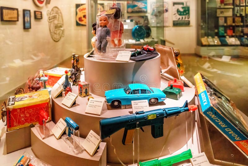 L'exposition de vieux enfants joue en Hong Kong Museum de l'histoire Divers objets exposés historiques de jouet montrés dans le m photographie stock L'exposition de vieux enfants joue en Hong Kong Museum de l'histoire Divers objets exposés historiques de jouet montrés dans le m photographie stock