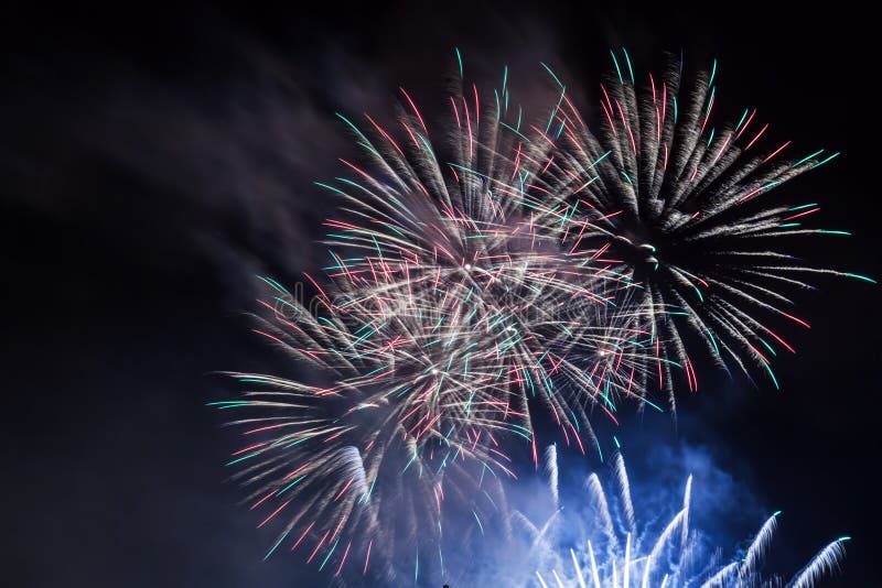 L'exposition spectaculaire de feux d'artifice allument le ciel Célébration d'an neuf photos stock L'exposition spectaculaire de feux d'artifice allument le ciel Célébration d'an neuf photos stock