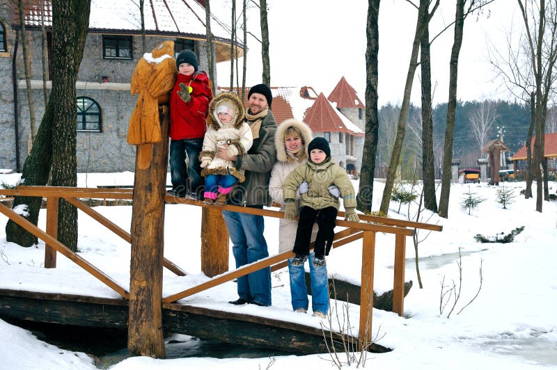 l'extérieur heureux de famille passe le temps ensemble image stock l'extérieur heureux de famille passe le temps ensemble image stock