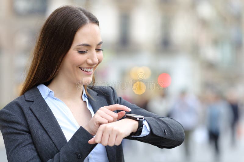 L'exécutif dans la rue à vérifier smartwatch image libre de droits