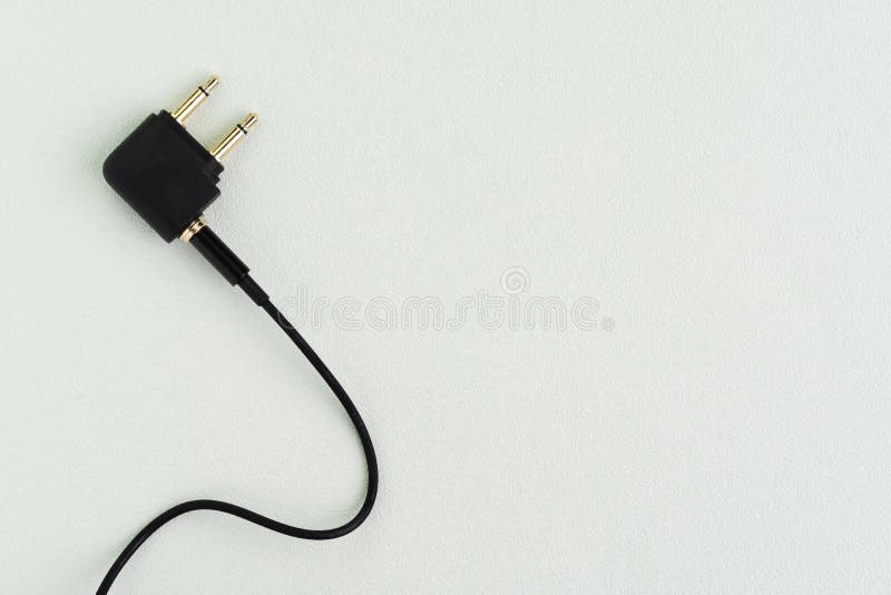 L?genheten l?gger av topview av den ljudsignal st?lar f?r headphonen med 2 ben och svart kabel genom att anv?nda i flygplan och a arkivbilder L?genheten l?gger av topview av den ljudsignal st?lar f?r headphonen med 2 ben och svart kabel genom att anv?nda i flygplan och a arkivbilder