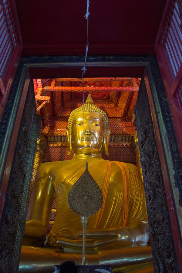 L'or grand Bouddha a situé dans le temple bouddhiste chez Wat Phanan Ch photographie stock L'or grand Bouddha a situé dans le temple bouddhiste chez Wat Phanan Ch photographie stock