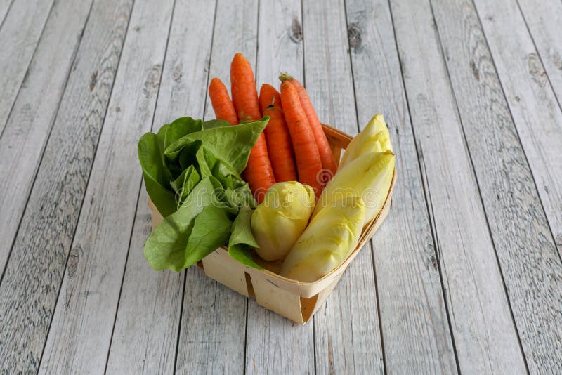 L?gumes frais sur la table en bois image stock L?gumes frais sur la table en bois image stock