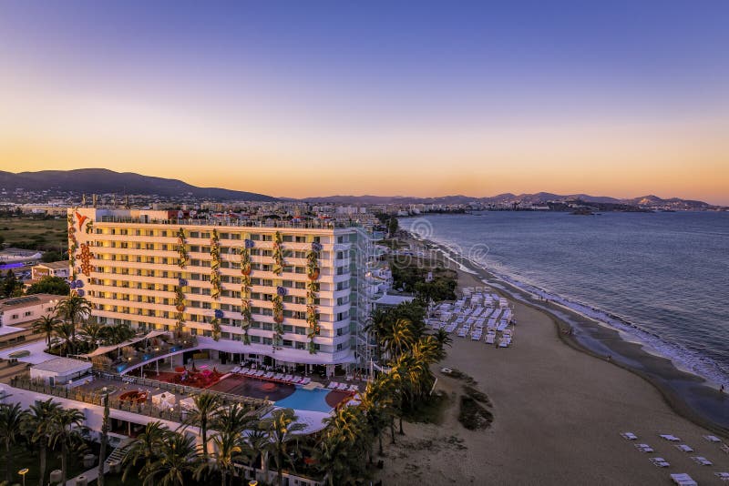 L'hôtel d'Ushuaia sur Playa d'en la plage de Bossa dans Ibiza Hôtel célèbre pendant le coucher du soleil