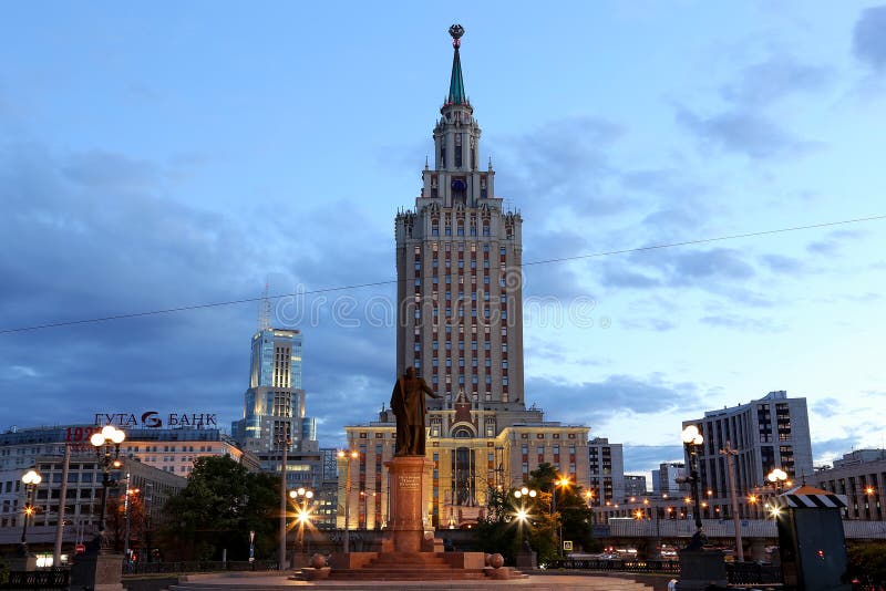 L'hôtel Leningradskaya Hilton sur la place de Komsomolskaya, a été construit en 1954 nuit Moscou, Russie photo libre de droits L'hôtel Leningradskaya Hilton sur la place de Komsomolskaya, a été construit en 1954 nuit Moscou, Russie photo libre de droits
