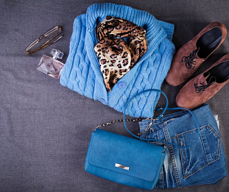 L'habillement des femmes, accessoires, chemisier bleu de chaussures, jeans, chaussures de terre cuite, sac Équipement de mode Con images libres de droits L'habillement des femmes, accessoires, chemisier bleu de chaussures, jeans, chaussures de terre cuite, sac Équipement de mode Con images libres de droits
